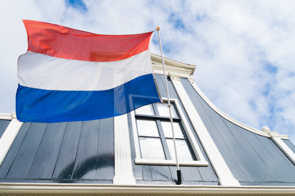 Een vlag in topvorm begint bij de juiste vlaggenmast Een vlag in topvorm begint bij de juiste vlaggenmast