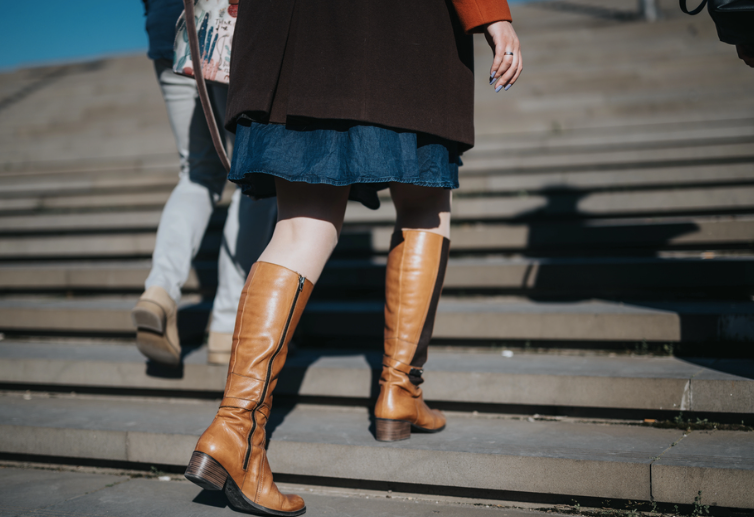 Zo veranderden dameslaarzen door de jaren heen van praktisch schoeisel naar modeaccessoires Zo veranderden dameslaarzen door de jaren heen van praktisch schoeisel naar modeaccessoires